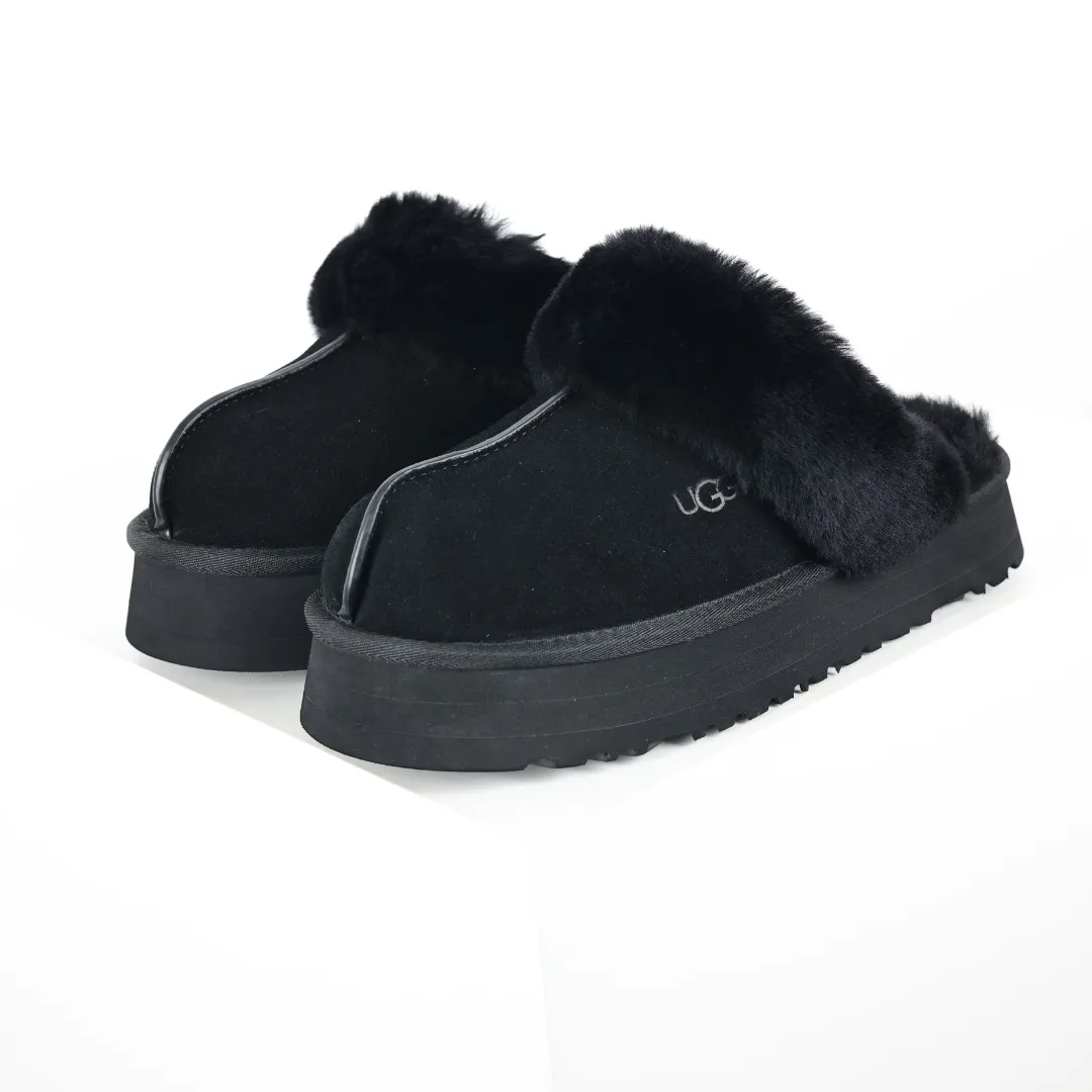 Pick up locally 💰520 Core recommendation with good price In recent years, uug has launched a series of styles, which are partially geared towards the preferences of young consumers and have also moved to the forefront of fashion trends. Shoe body material: water-repellent coated suede upper, 17mm UGGPURE™ implanted wool insole, lightweight non-slip and comfortable rubber outsole, with brand LOGO and trademark, with full packaging Size: 35 36 37 38 39 40